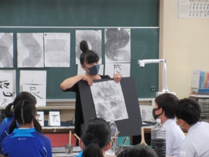 現代アート作家荒井恵子さん  母校 葛飾中学校で水墨画を指導